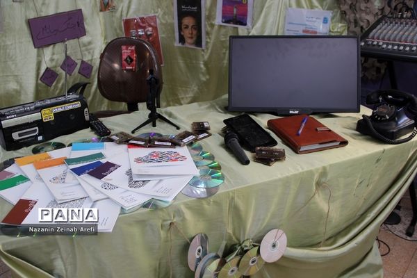 نمایشگاه دانش‌آموزی مدرسه انقلاب در اسلامشهر