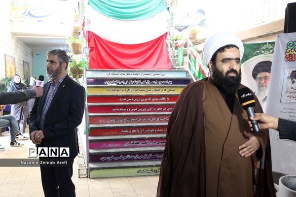 نمایشگاه دانش‌آموزی مدرسه انقلاب در اسلامشهر