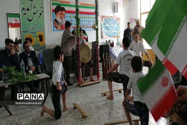 نواخته شدن زنگ انقلاب در مدارس اقلید استان فارس