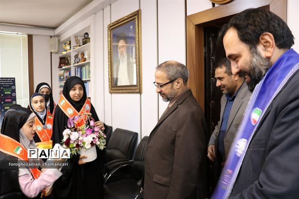 دیدار صمیمی دانش‌آموزان با مدیرکل و معاون پرورشی خراسان رضوی به مناسبت روز پدر