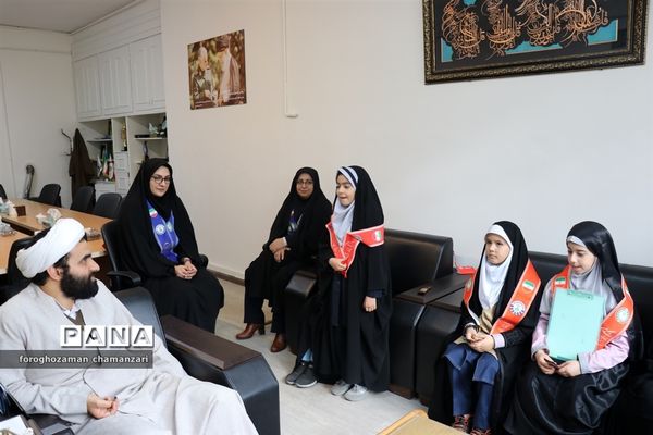 دیدار صمیمی دانش‌آموزان با مدیرکل و معاون پرورشی خراسان رضوی به مناسبت روز پدر