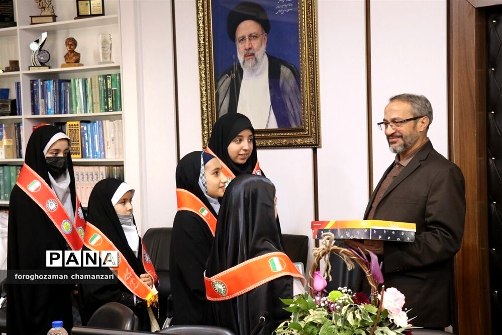 دیدار صمیمی دانش‌آموزان با مدیرکل و معاون پرورشی خراسان رضوی به مناسبت روز پدر