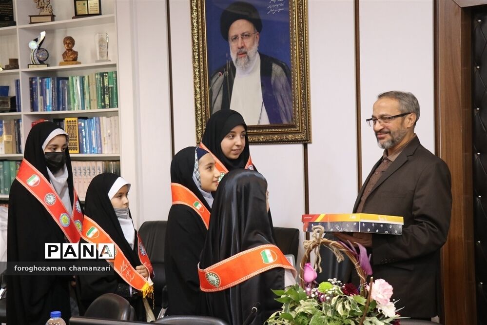 دیدار صمیمی دانش‌آموزان با مدیرکل و معاون پرورشی خراسان رضوی به مناسبت روز پدر