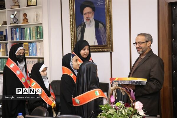 دیدار صمیمی دانش‌آموزان با مدیرکل و معاون پرورشی خراسان رضوی به مناسبت روز پدر