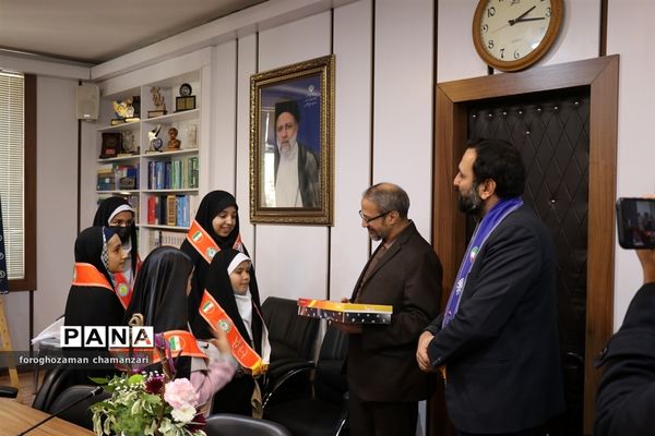 دیدار صمیمی دانش‌آموزان با مدیرکل و معاون پرورشی خراسان رضوی به مناسبت روز پدر