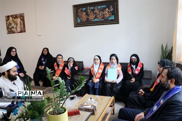 دیدار صمیمی دانش‌آموزان با مدیرکل و معاون پرورشی خراسان رضوی به مناسبت روز پدر