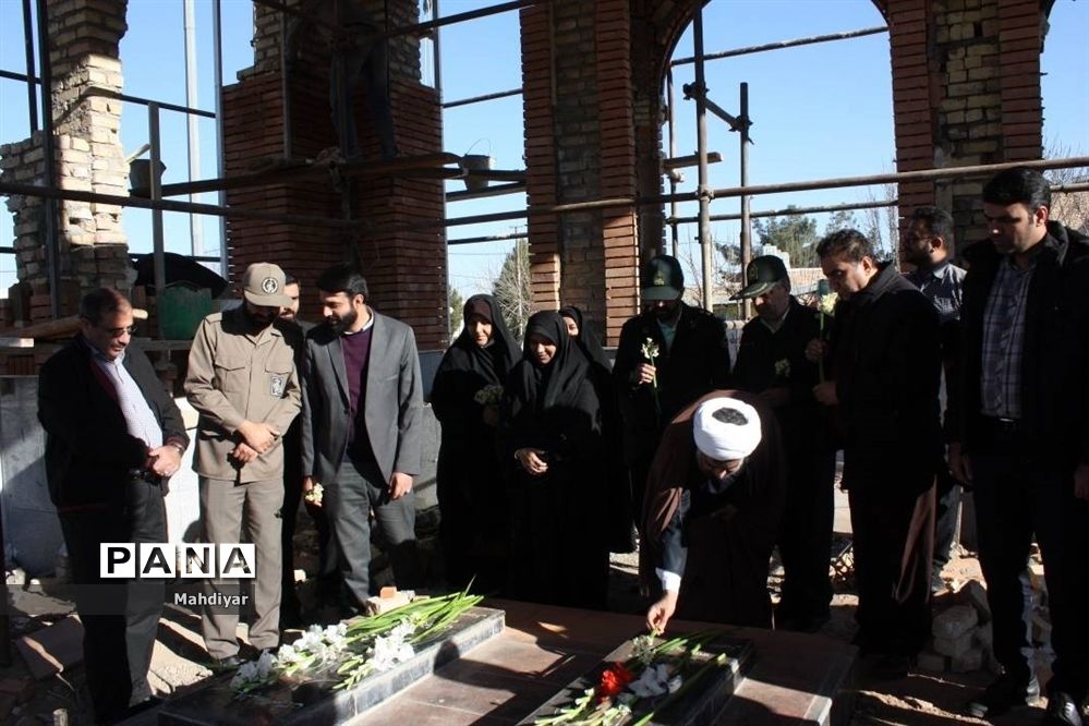 گلباران مزار شهدای گمنام در بخش جوادآباد