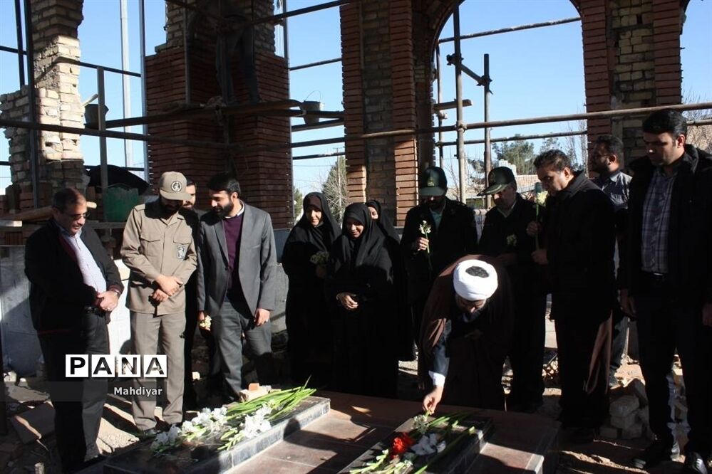 گلباران مزار شهدای گمنام در بخش جوادآباد