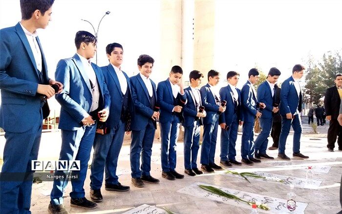 گلباران گلزار شهدای شهر جعفریه قم به‌مناسبت دهه فجر