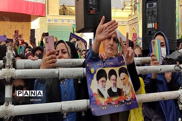 استقبال فرهنگیان و دانش‌آموزان منطقه کهریزک از رئیس‌جمهوری
