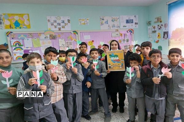 حضور باشکوه دانش‌آموزان در برنامه‌های دهه مبارک فجر در خراسان جنوبی