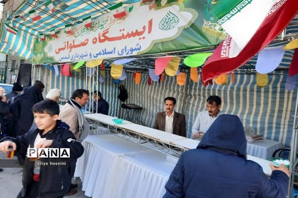 حضور فعال دانش‌آموزان در ایام مبارک دهه فجر در نمازجمعه مصلی بزرگ شهرستان قدس
