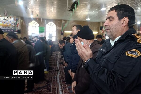 غبارروبی مزارشهدا و اجرای گروه سرود دانش‌آموزی در نمازجمعه فشافویه