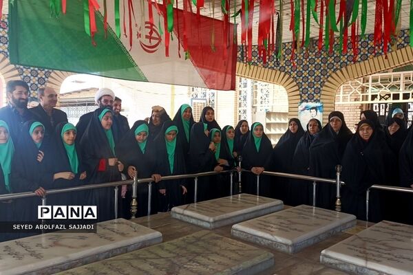 غبارروبی مزارشهدا و اجرای گروه سرود دانش‌آموزی در نمازجمعه فشافویه