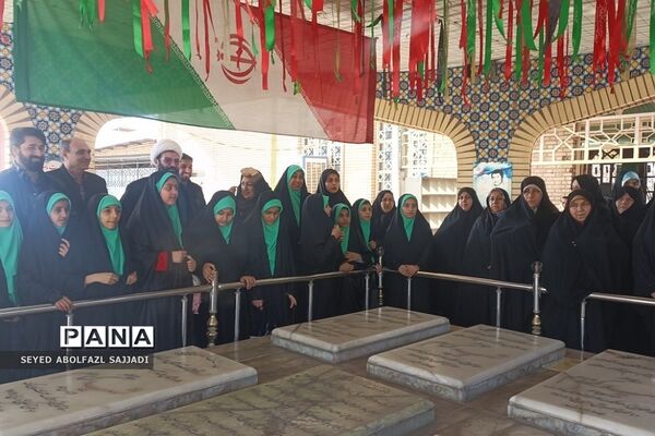 غبارروبی مزارشهدا و اجرای گروه سرود دانش‌آموزی در نمازجمعه فشافویه