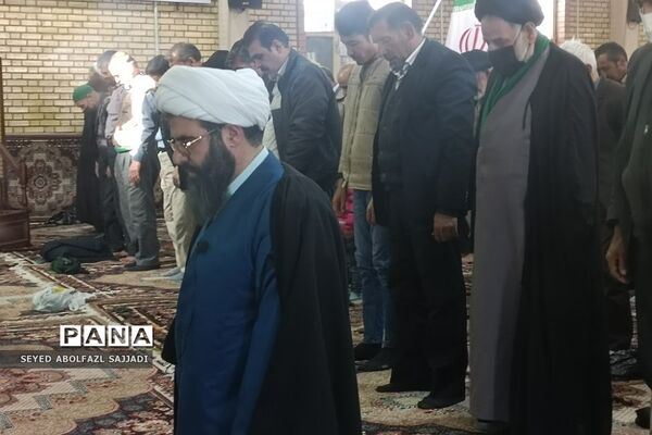 غبارروبی مزارشهدا و اجرای گروه سرود دانش‌آموزی در نمازجمعه فشافویه