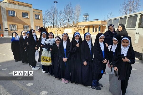 حضور دانش‌آموزان پایه سوم بهارستان ۲ در بیت رهبری