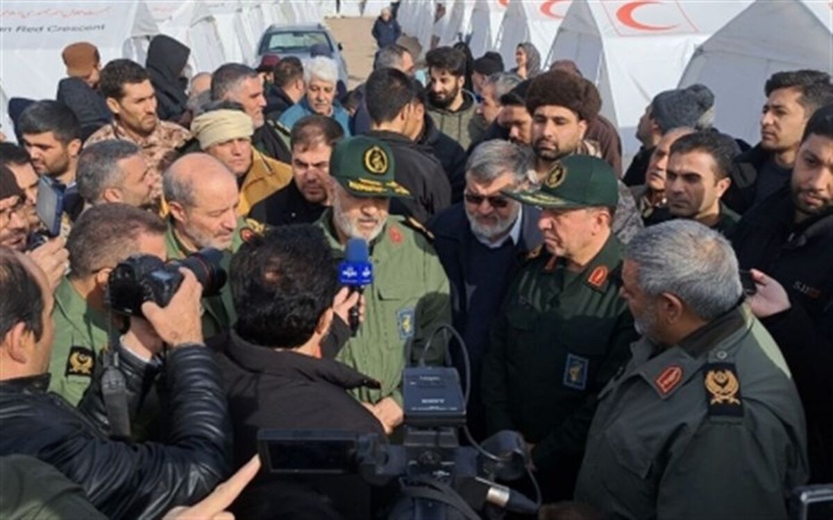 دیدار چهره به چهره سرلشکر سلامی با زلزله‌زدگان خوی؛ عملیات مردم‌یاری سپاه ادامه خواهد داشت