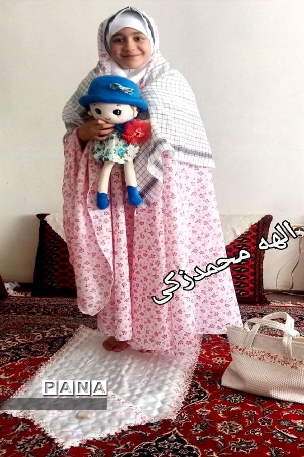 نماز خواندن دانش‌آموزان با هدایایی که دیروز در جشن فرشته‌ها گرفتند