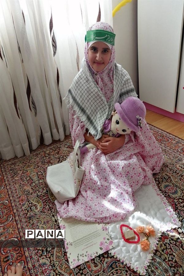 نماز خواندن دانش‌آموزان با هدایایی که دیروز در جشن فرشته‌ها گرفتند