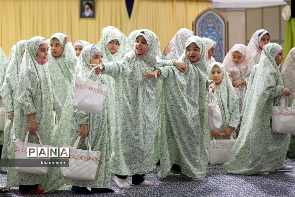 نماز خواندن دانش‌آموزان با هدایایی که دیروز در جشن فرشته‌ها گرفتند