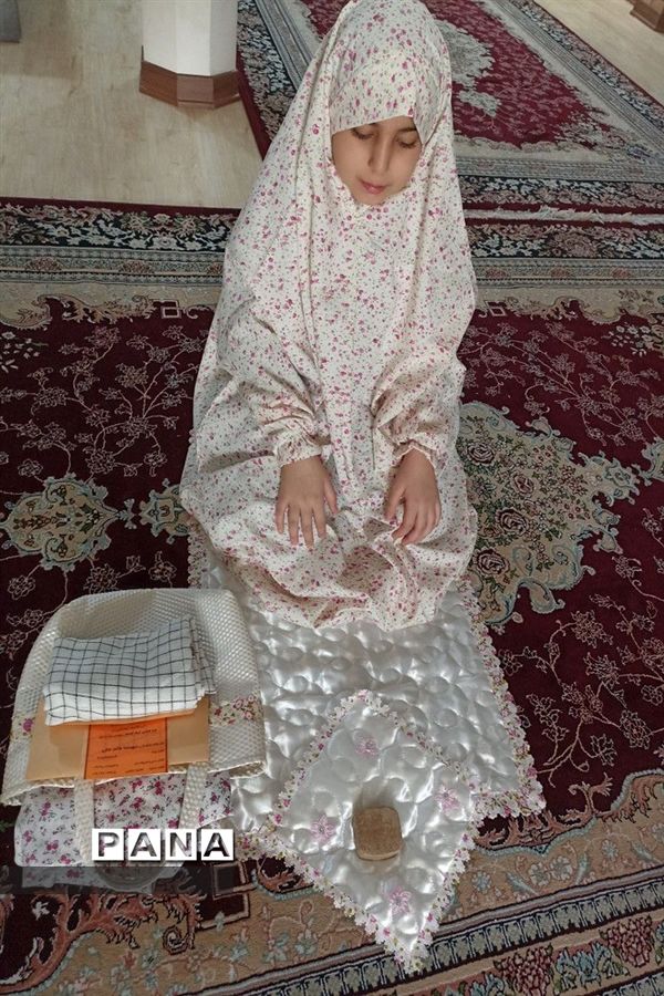 نماز خواندن دانش‌آموزان با هدایایی که دیروز در جشن فرشته‌ها گرفتند