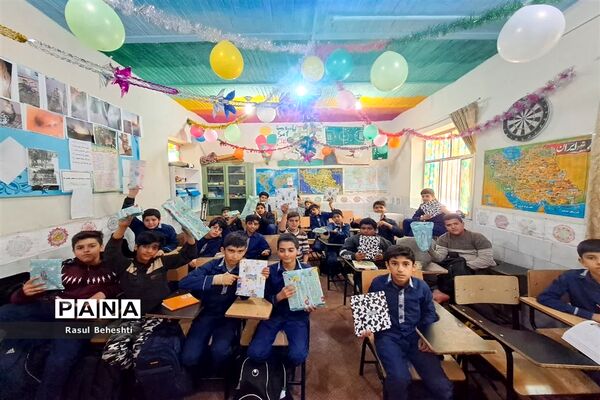 کار زیبای دانش‌آموزان آموزشگاه حر در روز میلاد امام علی ( ع)