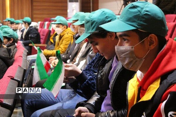 حضور دانش‌آموزان بهارستانی در ویژه برنامه «پرچم بالاست»