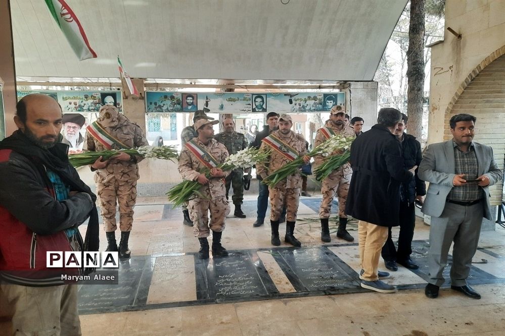 غبارروبی و عطر افشانی گلزار شهدای امامزاده عمادالدین (ع) در شهرستان رباط‌کریم