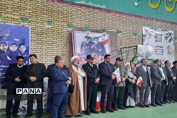 برگزاری جشن انقلاب دانش‌آموزان آموزشگاه رئیس‌زاده