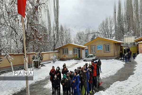 مراسم ادای احترام به پرچم مقدس در مدارس شهرستان طالقان