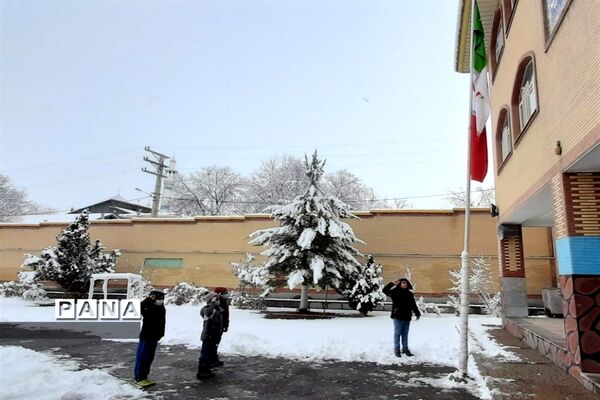 مراسم ادای احترام به پرچم مقدس در مدارس شهرستان طالقان