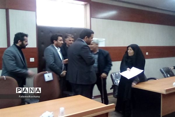 دیدار عوامل اجرایی نشریه امور جوانان خلیل آباد با مادر شهیدان رمضانی