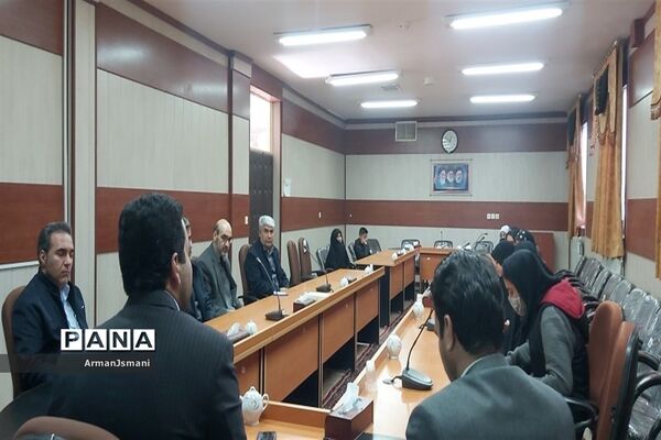 دیدار عوامل اجرایی نشریه امور جوانان خلیل آباد با مادر شهیدان رمضانی