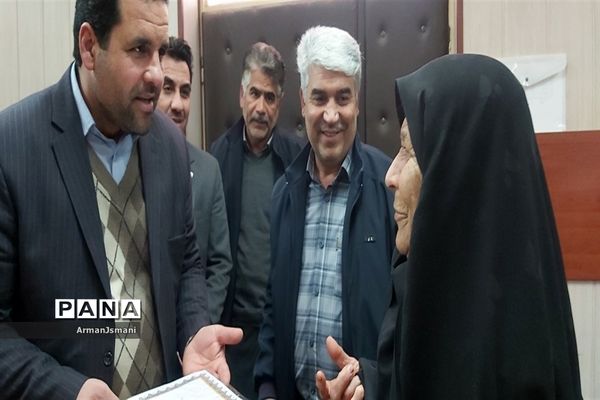 دیدار عوامل اجرایی نشریه امور جوانان خلیل آباد با مادر شهیدان رمضانی