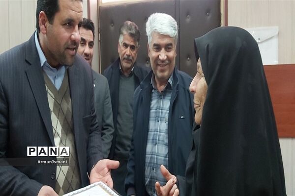 دیدار عوامل اجرایی نشریه امور جوانان خلیل آباد با مادر شهیدان رمضانی