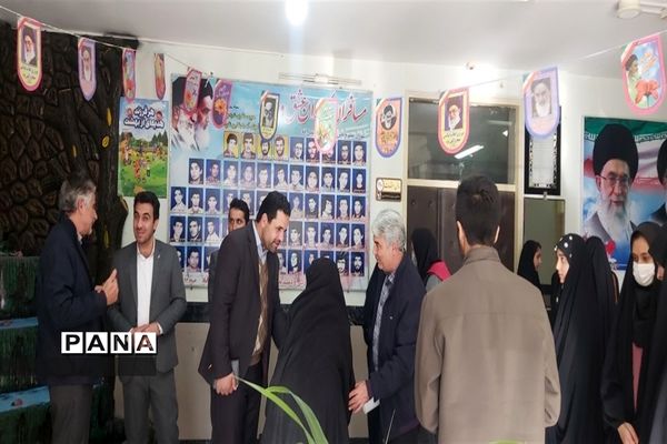 دیدار عوامل اجرایی نشریه امور جوانان خلیل آباد با مادر شهیدان رمضانی