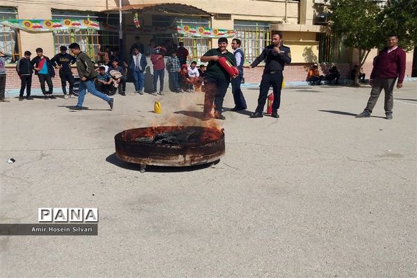 برگزاری دوره آموزشی آتش نشانی در مدارس جهرم