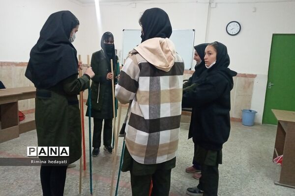 آموزش ورزش هاکی روی چمن در هنرستان مبتکران رودهن