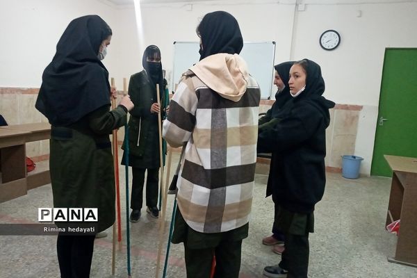 آموزش ورزش هاکی روی چمن در هنرستان مبتکران رودهن