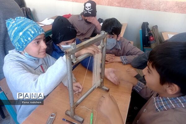 نمایشگاه‌ه دست‌سازه‌های دانش‌آموزی در دبستان امام‌حسن(ع) رودهن