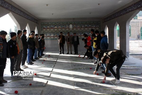 گلباران مزار شهدای امامزاده هادی به دست گروهی از دانش‌آموزان بخش جوادآباد