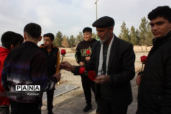 گلباران مزار شهدای امامزاده هادی به دست گروهی از دانش‌آموزان بخش جوادآباد