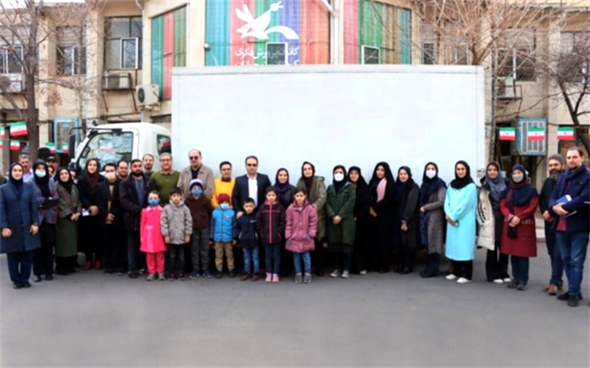 اهدای بسته‌های فرهنگی کانون به کودکان زلزله‌زده خوی
