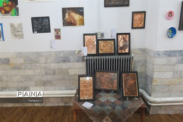 برپایی نمایشگاه صلح و دوستی در دبیرستان نمونه فردوس بافق