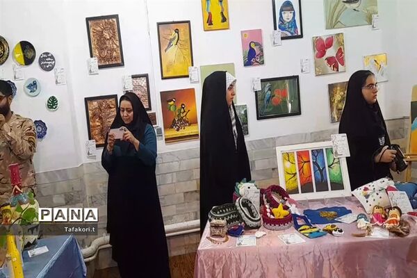 برپایی نمایشگاه صلح و دوستی در دبیرستان نمونه فردوس بافق