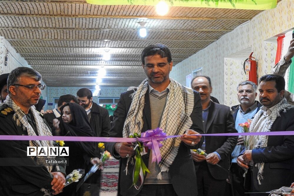برپایی نمایشگاه صلح و دوستی در دبیرستان نمونه فردوس بافق