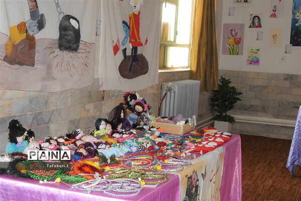 برپایی نمایشگاه صلح و دوستی در دبیرستان نمونه فردوس بافق