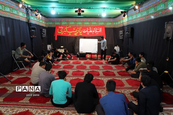 حضور رئیس سازمان دانش‌آموزی استان یزد در جمع دانش‌آموزان معتکف مسجد سرسنگ