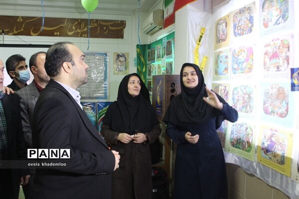 نمایشگاه مدرسه انقلاب در دبیرستان توحید گلوگاه